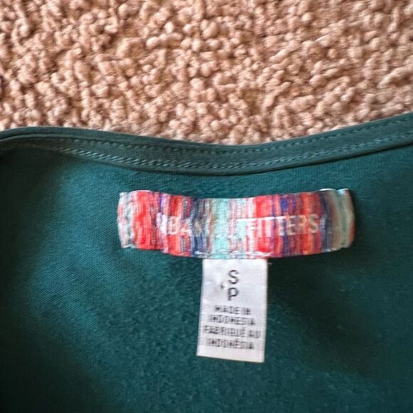 🌻HP🌻NWOT Urban Outfitters green Elle keyhole wrap crop top flare sleeves S - Picture 15 of 16